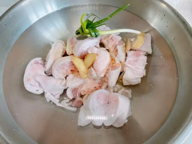 年夜饭硬菜红烧猪蹄，简单2步就能上桌，软烂入味，好吃到舔手指