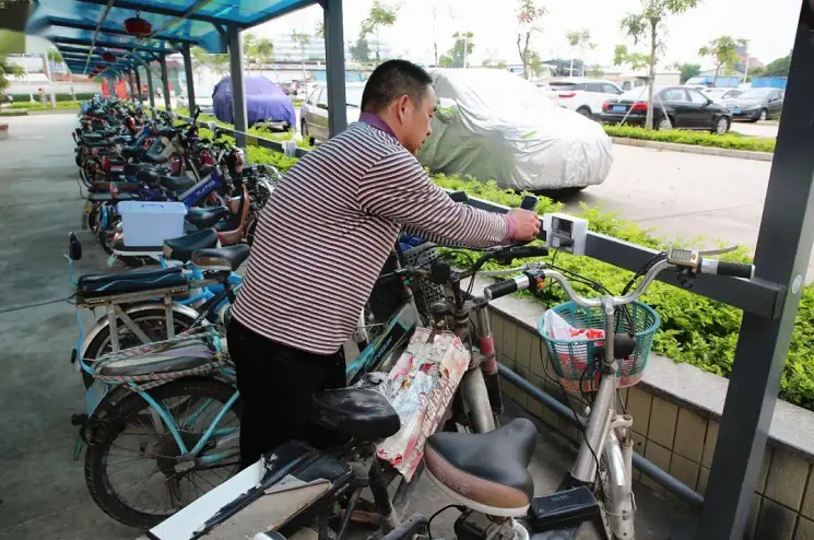 电动车长时间不充电被“饿死”，先别慌，用2个硬币就能激活电池