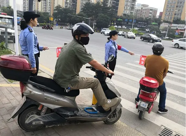 电动车遇到查车，为什么有车主会选择弃车？网友：他们很聪明