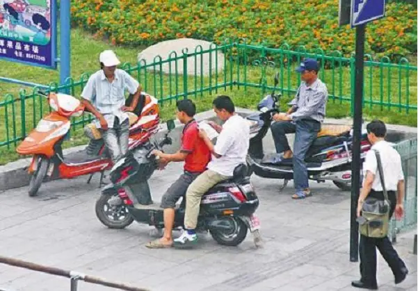 电动车遇到查车，为什么有车主会选择弃车？网友：他们很聪明