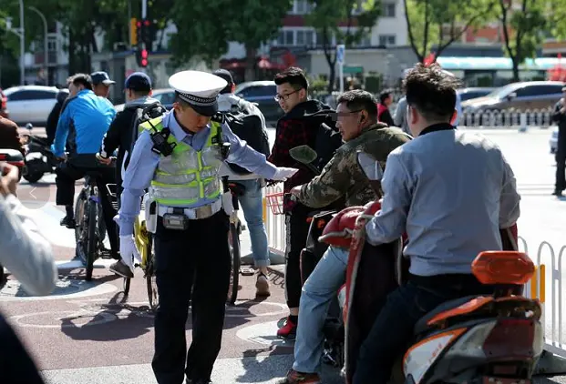 电动车遇到查车，为什么有车主会选择弃车？网友：他们很聪明