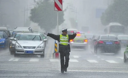 在路上开车，这4种情况下红灯也能掉头或右转，新手司机要注意了