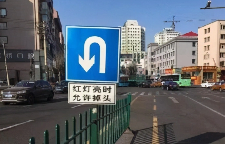 在路上开车，这4种情况下红灯也能掉头或右转，新手司机要注意了