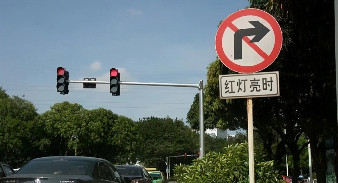 在路上开车，这4种情况下红灯也能掉头或右转，新手司机要注意了