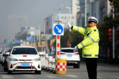 在路上开车，这4种情况下红灯也能掉头或右转，新手司机要注意了