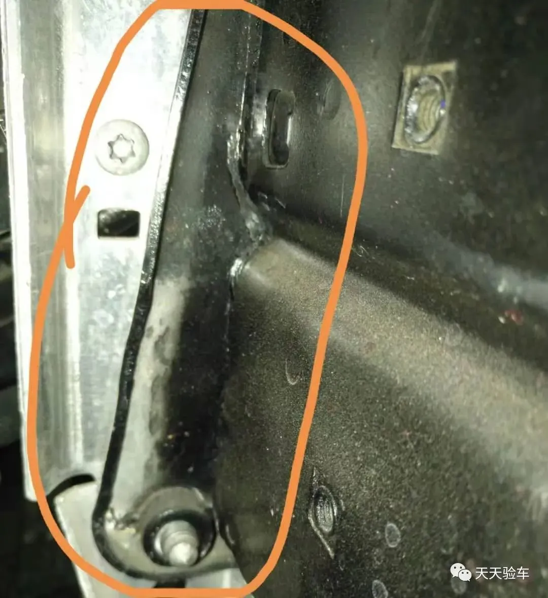 一台A6二手车扒皮式检测