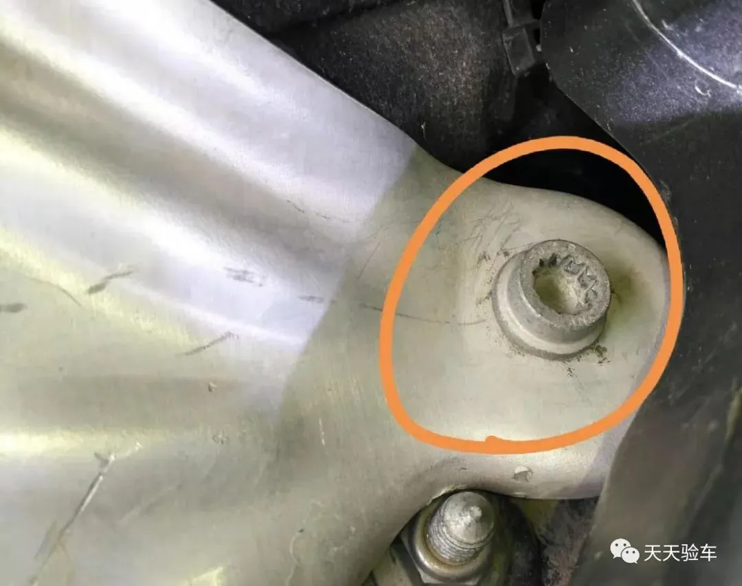 一台A6二手车扒皮式检测