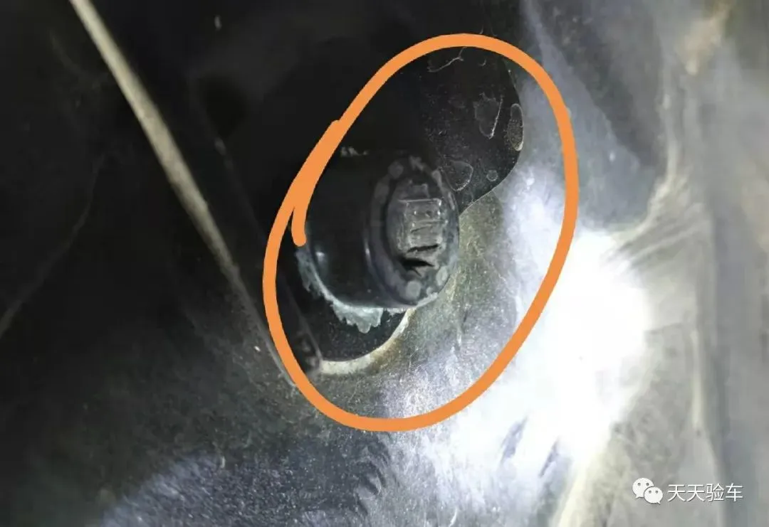一台A6二手车扒皮式检测