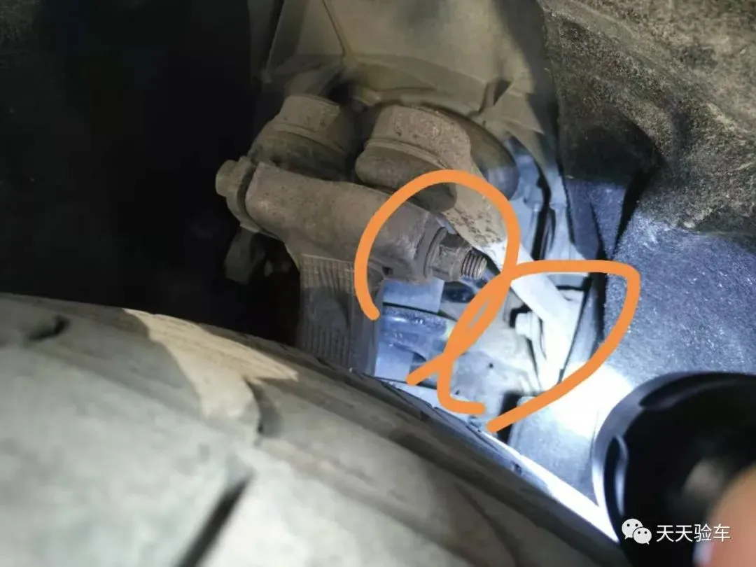 一台A6二手车扒皮式检测