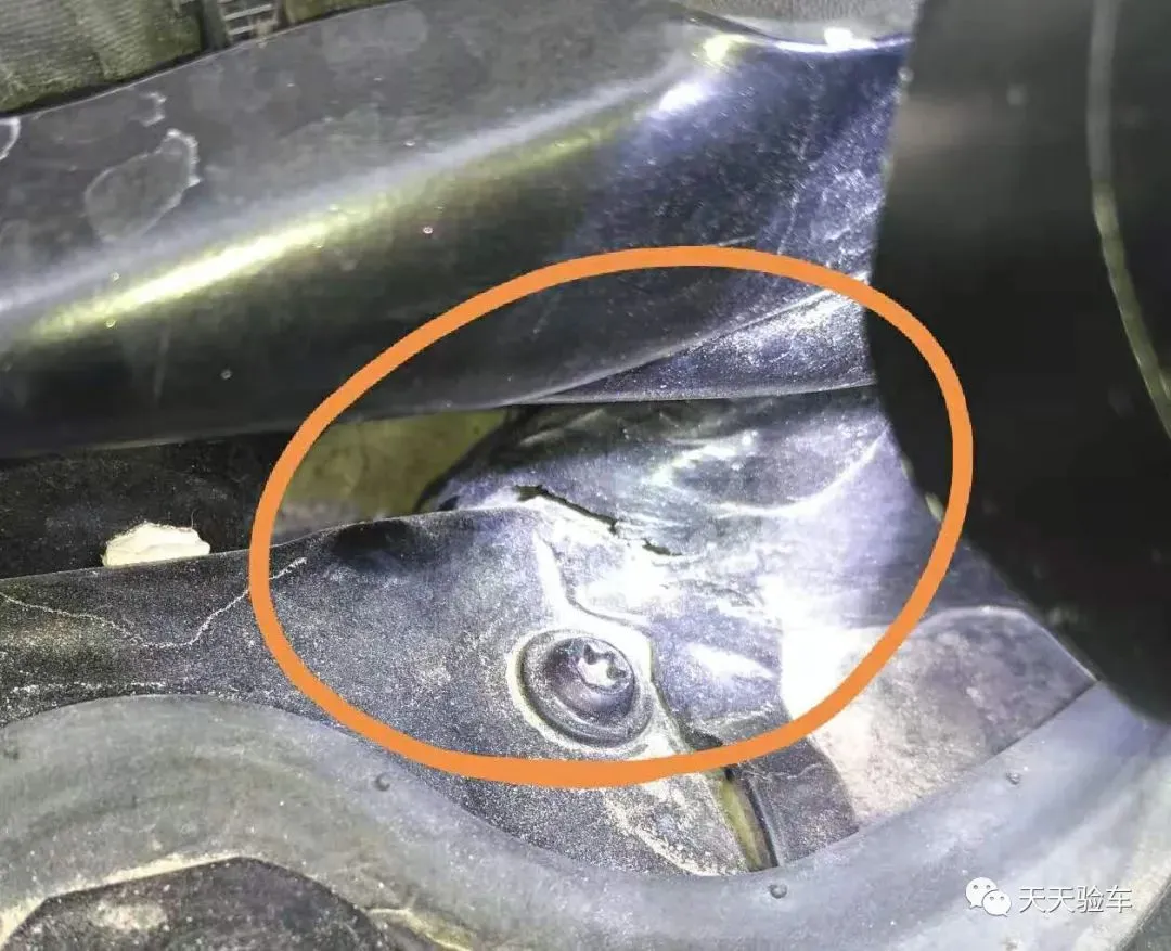一台A6二手车扒皮式检测
