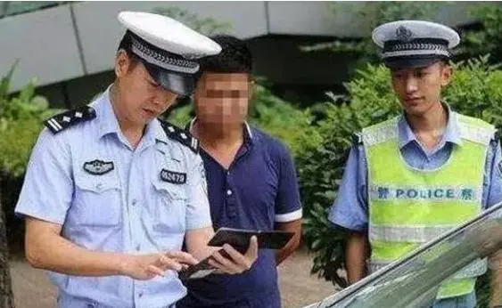 违反交规会被扣分，扣满12分该咋办？会不会被吊销驾照？