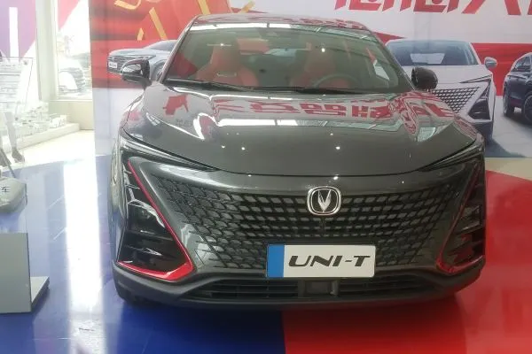 長安UNI-T僅11.39萬起，灰色塗裝很帥氣，工薪族的人生第一臺車
