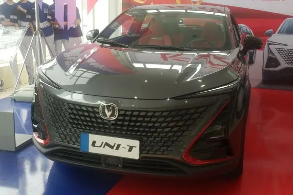 長安UNI-T僅11.39萬起，灰色塗裝很帥氣，工薪族的人生第一臺車