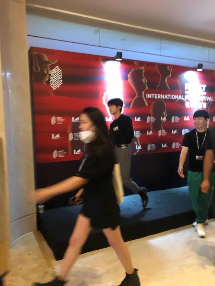 易烊千玺参加影展，给华语影视投资15万，台上出手阔绰台下依旧可爱