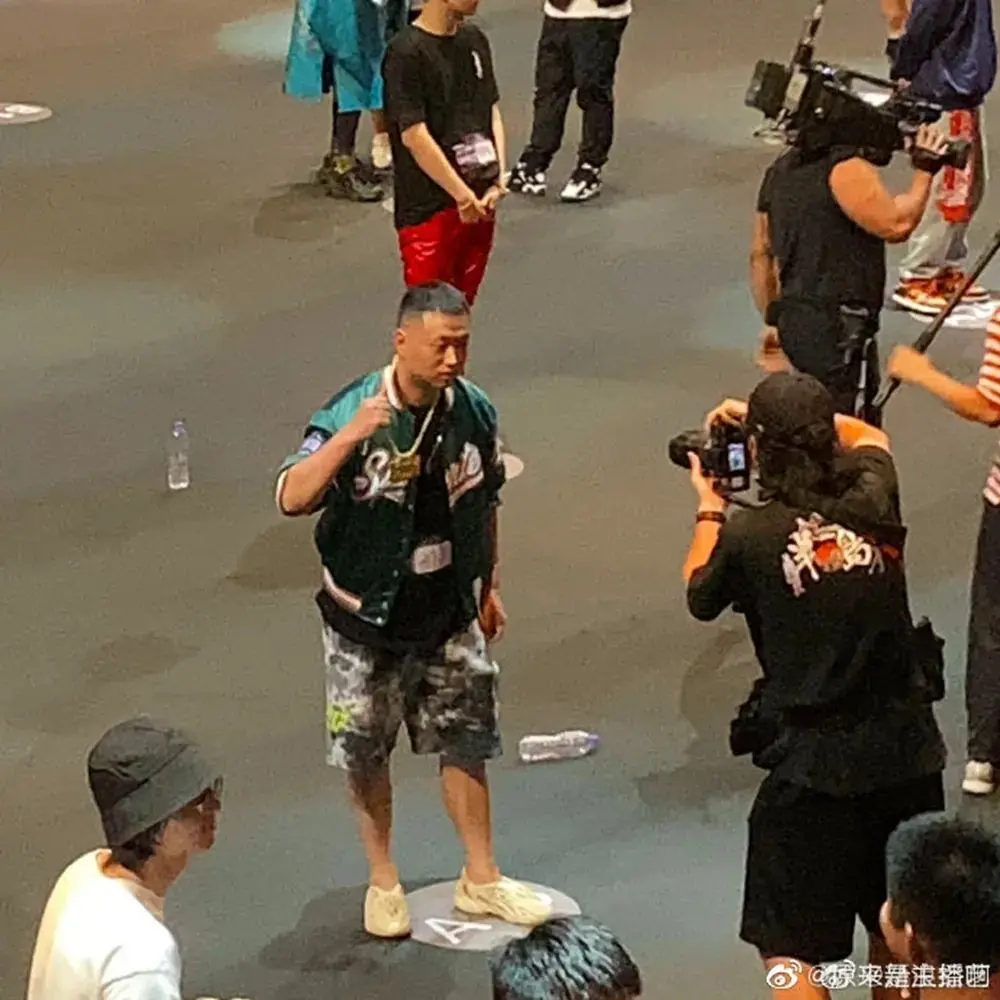 药水哥《新说唱》上脚 Yeezy 洞洞鞋！GIAO 哥竟然穿了……