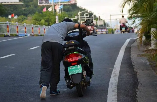 电动车骑到半路没电咋办？维修师傅：打开这个开关，就能骑回家