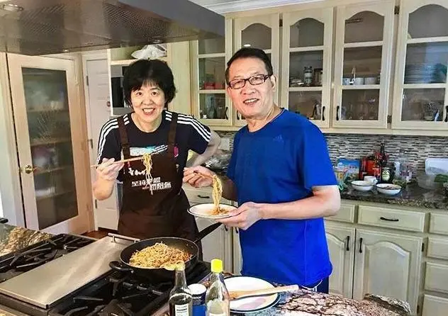 郎平包饺子暴露北京豪宅，客厅餐厅厨房连成一片，两个大吊灯抢镜