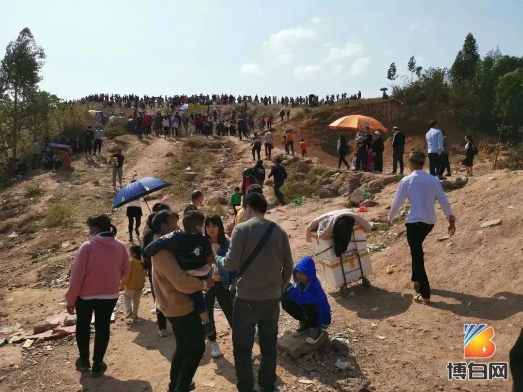 广西一机场成春节打卡景点，满山坡地摊生意火爆！