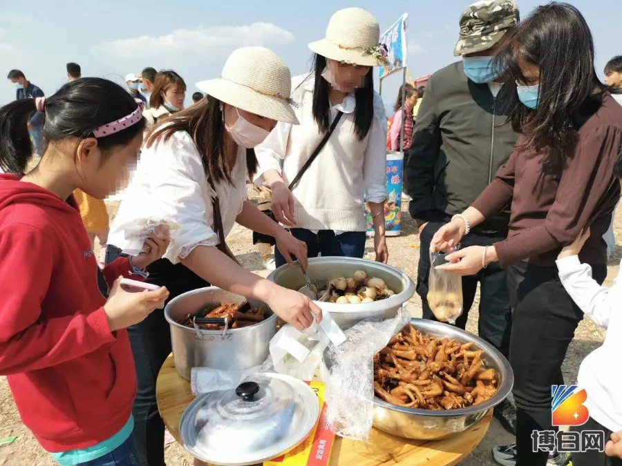 广西一机场成春节打卡景点，满山坡地摊生意火爆！