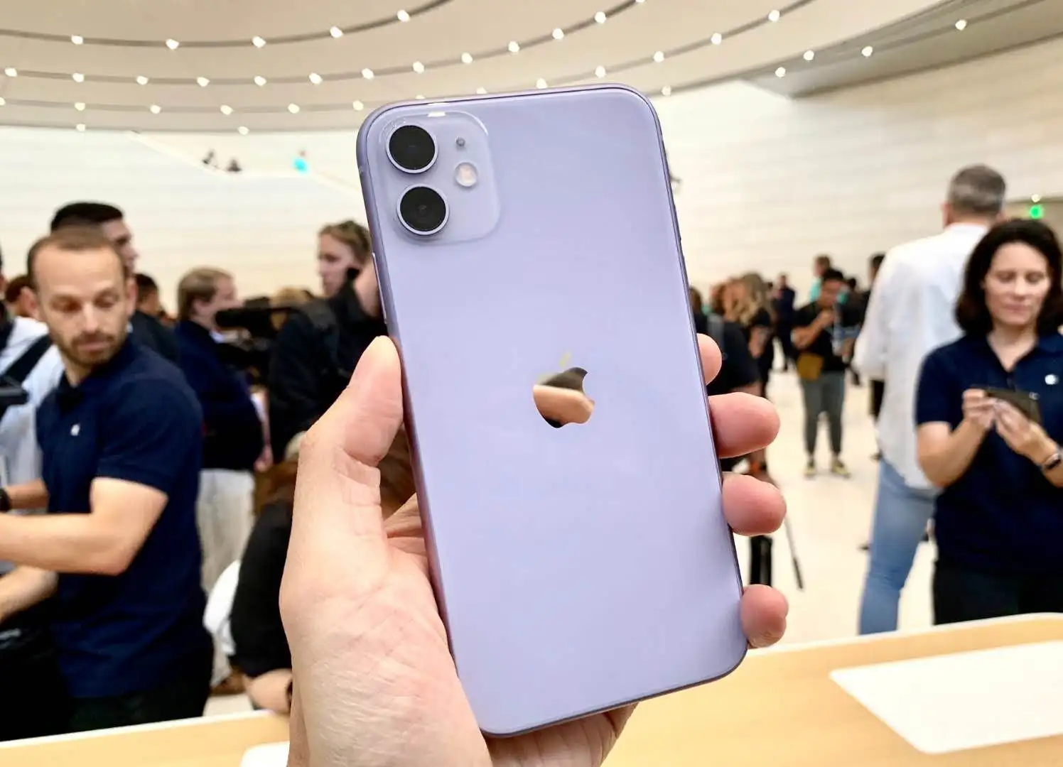 苹果出狠招，iPhone11一夜沦为“清仓价”，网友：终于等到了！