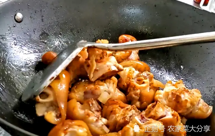 年夜饭上，不管有钱没钱，都要给家人吃这锅肉，寓意：牛气冲天