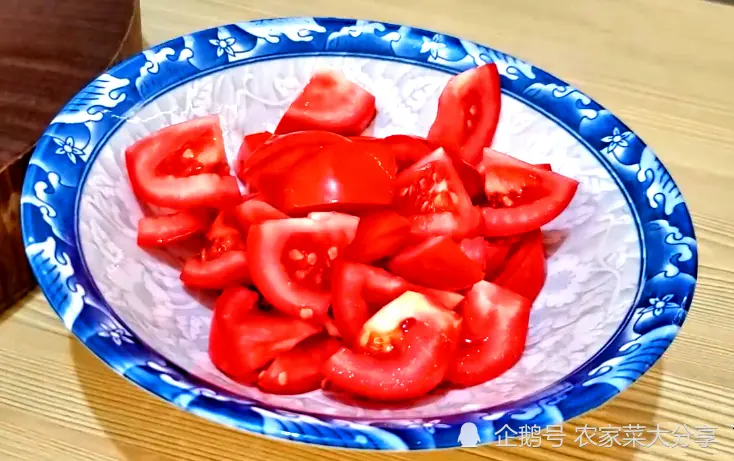 年夜饭上，不管有钱没钱，都要给家人吃这锅肉，寓意：牛气冲天