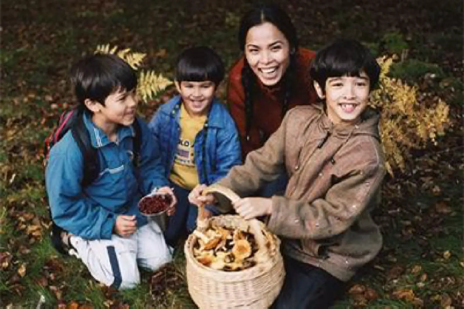 韦唯携混血儿子过新年，家人满堂惹人羡，教育好孩子是最大的财富