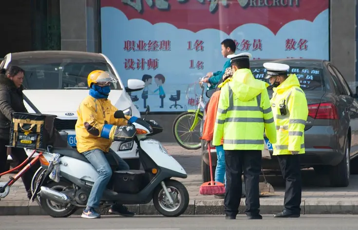 外卖员在电动车加“神器”，跨越千里回乡都用它，可“无限”续航