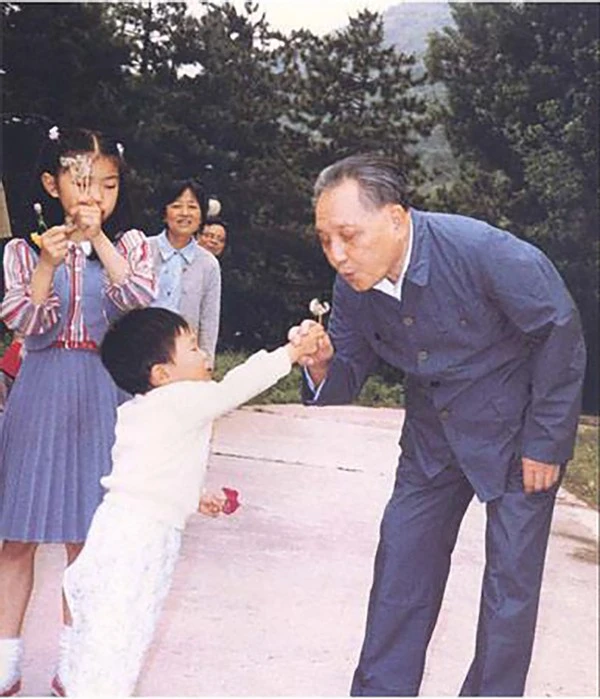 邓小平五个子女不同人生：艰难岁月仍积极向上，昭示家族良好家风