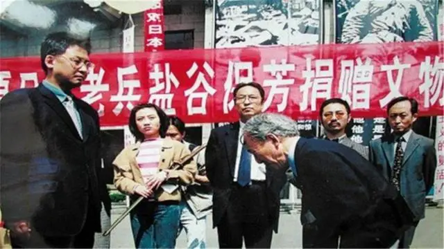 1998年，80岁日本老兵来到中国，见到当年的老对手当场下跪