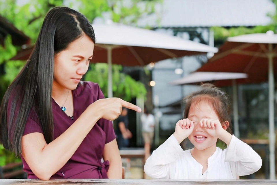 孩子犯错误怎么办？父母的处理方式，决定了孩子将来对父母的态度