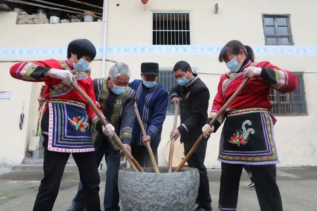 寻味畲乡｜备年货 英川畲民喜打黄粿迎新年