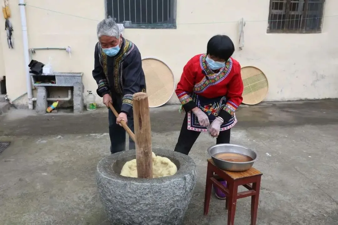 寻味畲乡｜备年货 英川畲民喜打黄粿迎新年