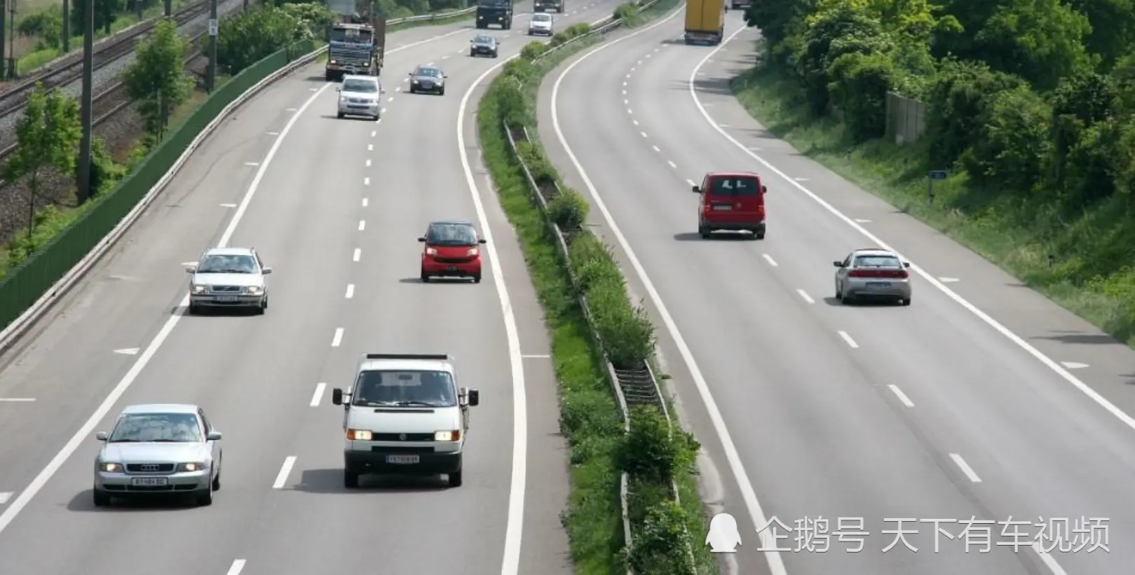 开高速时，若前车急刹是躲还是跟着急刹？交警：最后再说一次