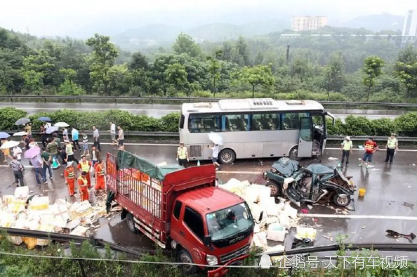 开高速时，若前车急刹是躲还是跟着急刹？交警：最后再说一次