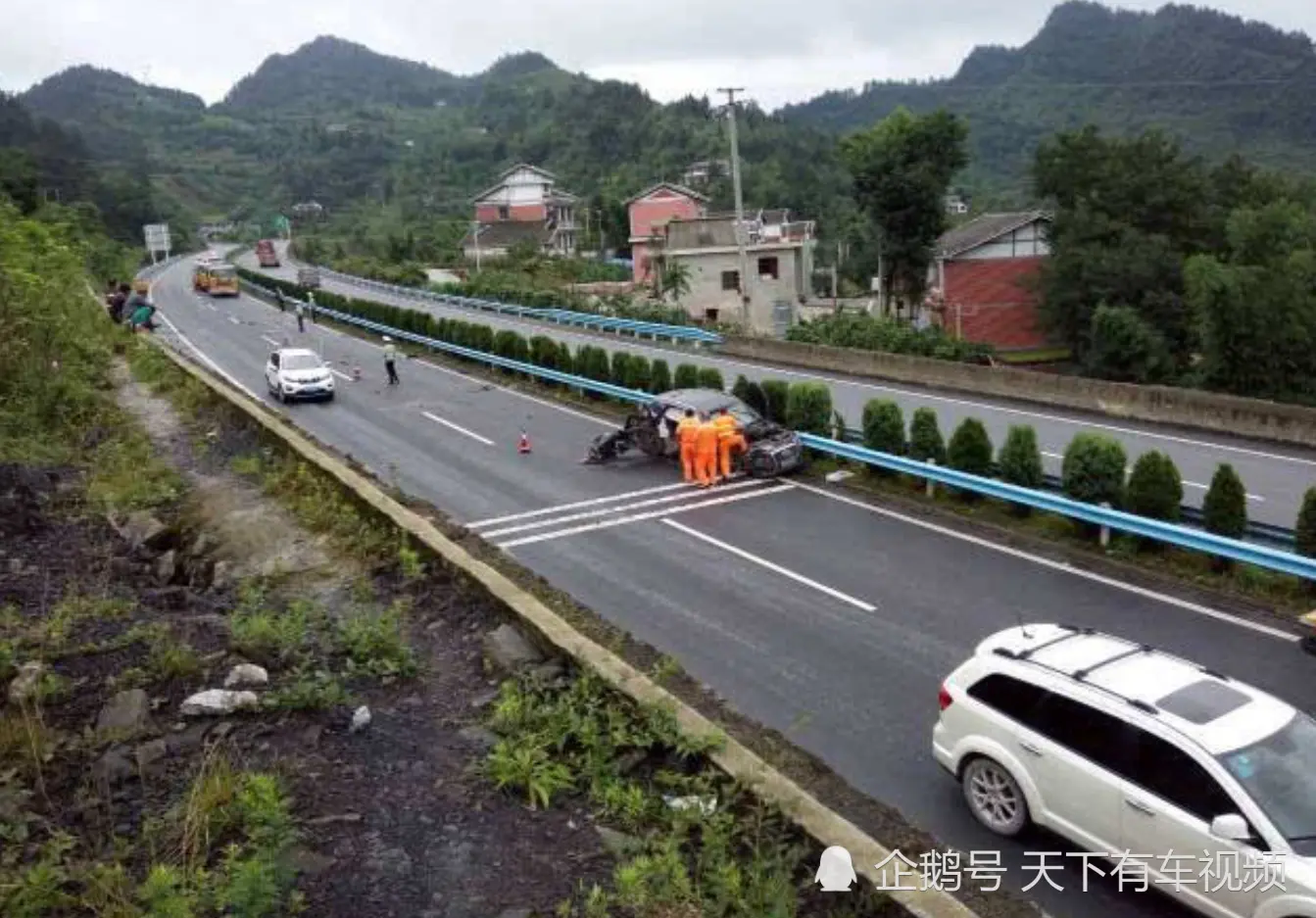 开高速时，若前车急刹是躲还是跟着急刹？交警：最后再说一次