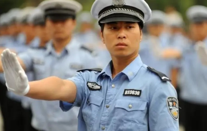 辅警工资到手只有3000左右，为何还有人抢着做？如今才知道多明智