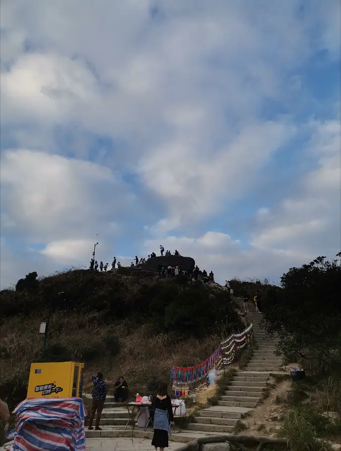 深圳梧桐山，翻涌的云海，满山的杜鹃花，今日份治愈来源它