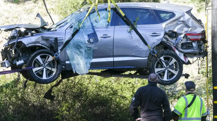 高尔夫巨星伍兹遭遇车祸！你知道他开的什么车？太离谱了