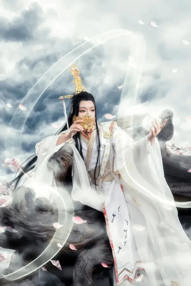 cosplay！天官赐福-太子悦神＠碧落云殇 身在无间，心在桃园 天官赐福，预祝新春快乐