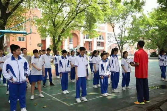 在校住宿更利于孩子成长，不要为了有可能的风险，阻碍了孩子成长