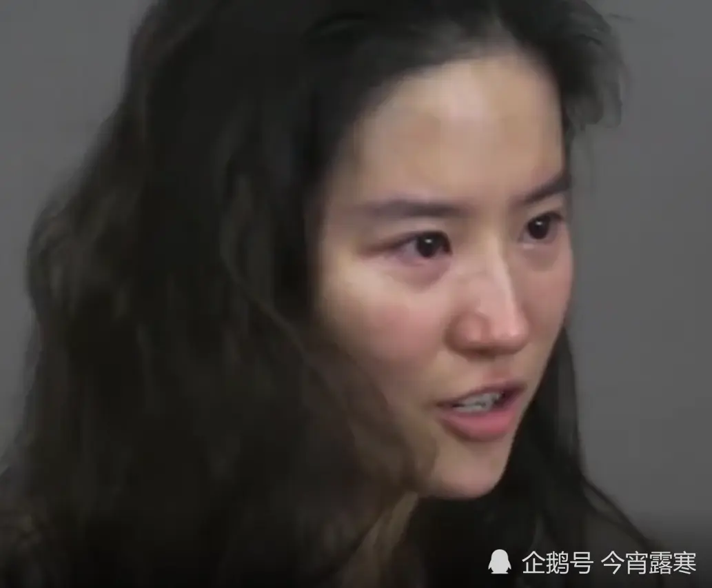 都说美女离不开化妆，当刘亦菲用眼影涂黑整张脸，怼脸颜值太真实