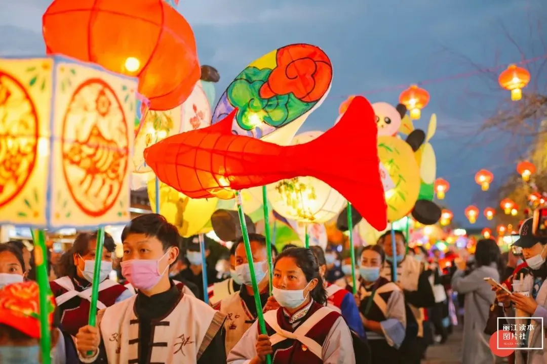 灯火长龙闹元宵！昨晚的丽江古城太震撼！