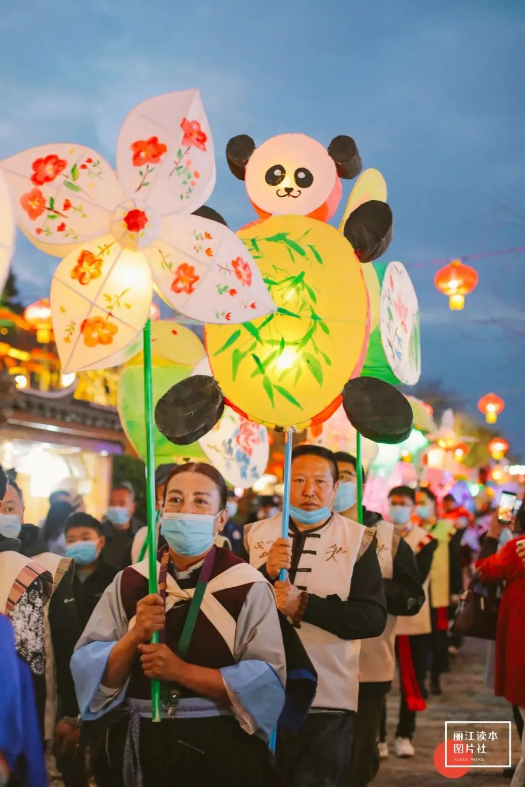 灯火长龙闹元宵！昨晚的丽江古城太震撼！