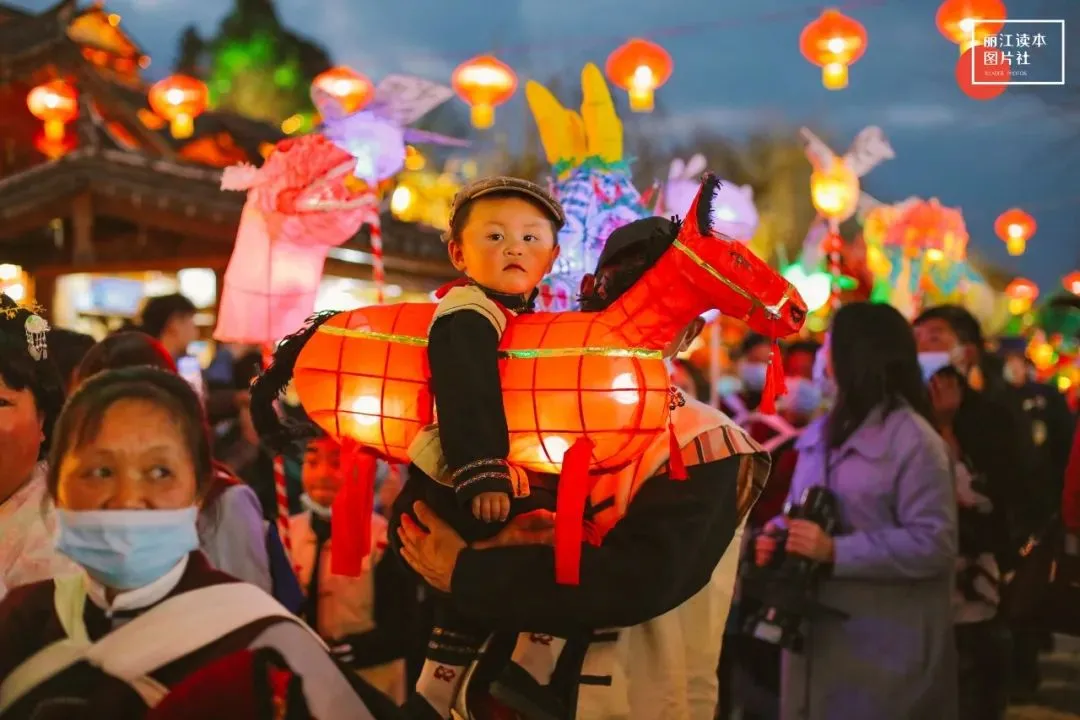 灯火长龙闹元宵！昨晚的丽江古城太震撼！