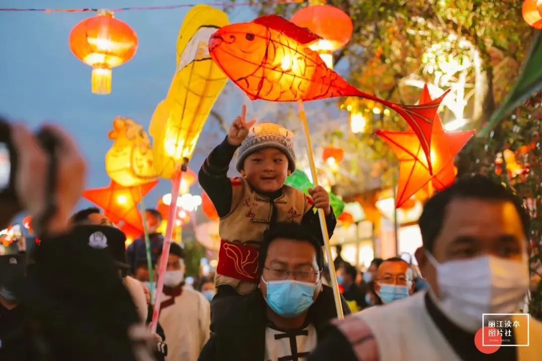 灯火长龙闹元宵！昨晚的丽江古城太震撼！