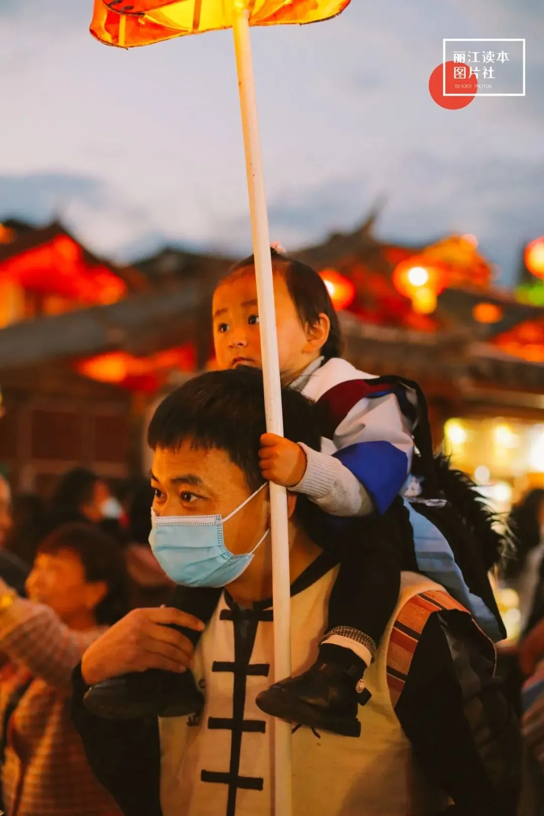 灯火长龙闹元宵！昨晚的丽江古城太震撼！