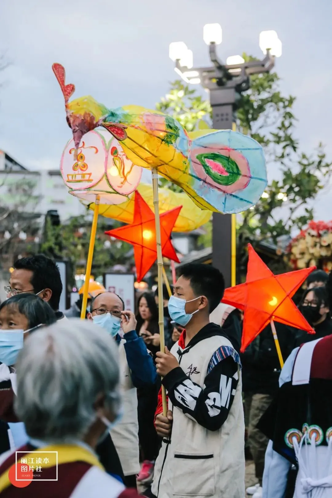 灯火长龙闹元宵！昨晚的丽江古城太震撼！