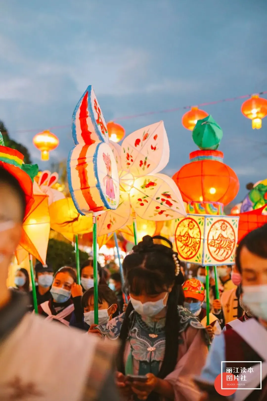 灯火长龙闹元宵！昨晚的丽江古城太震撼！