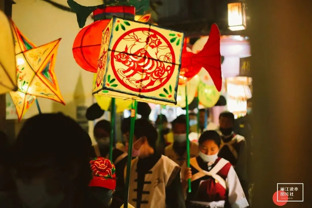 灯火长龙闹元宵！昨晚的丽江古城太震撼！